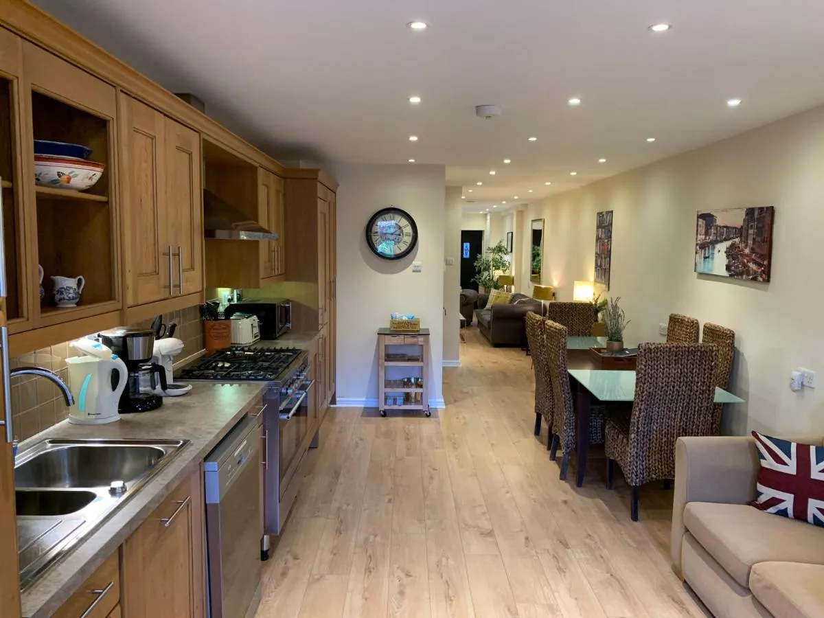 Image 4 of Notting Hill 3BR Townhouse with ensuite bathrooms – Ideal for families