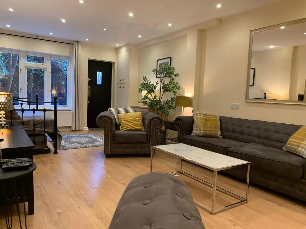 Notting Hill 3BR Townhouse with ensuite bathrooms – Ideal for families