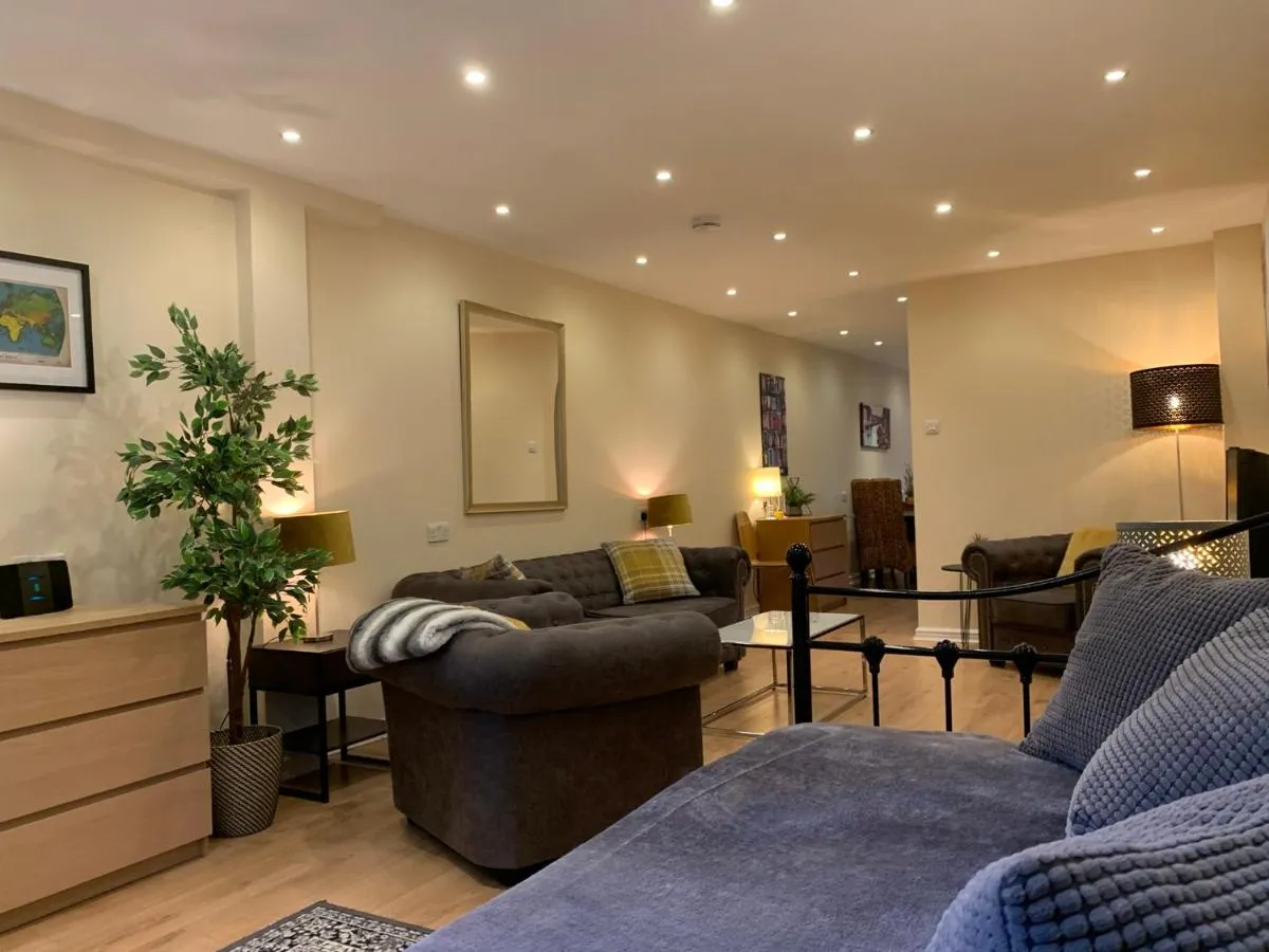Image 5 of Notting Hill 3BR Townhouse with ensuite bathrooms – Ideal for families