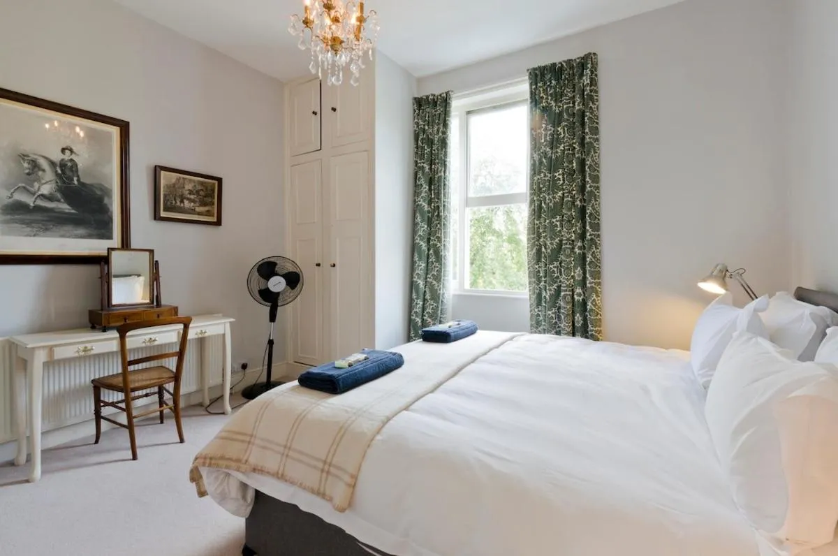 Image 3 of Notting Hill Charm -Sleeps 5 – Urban Retreat