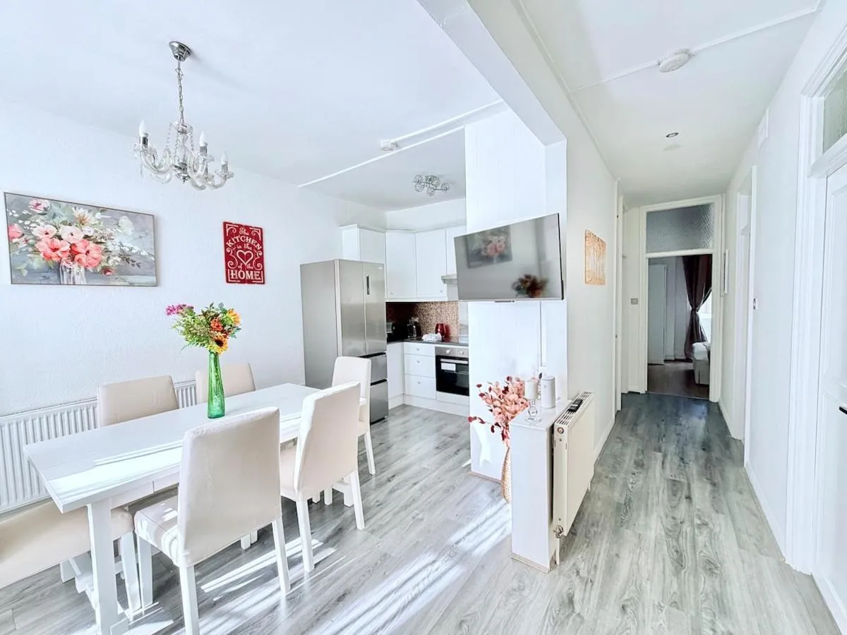 Image 3 of Notting Hill Chic Flat