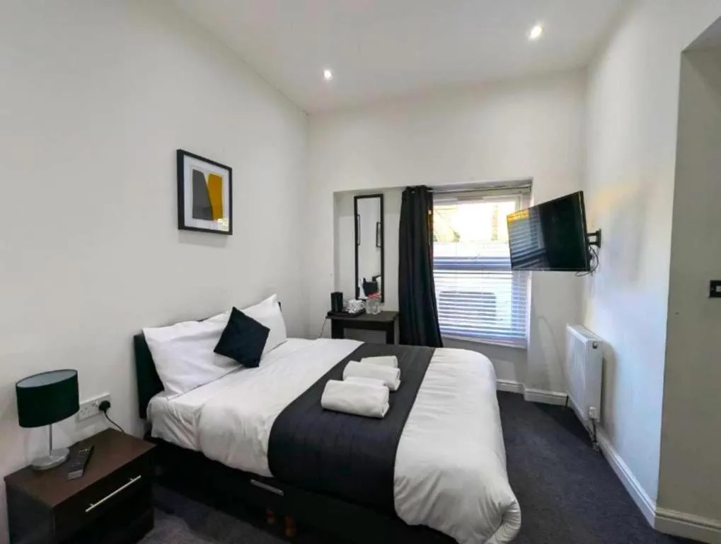 Image 1 of OYO Firs Lodge London Heathrow