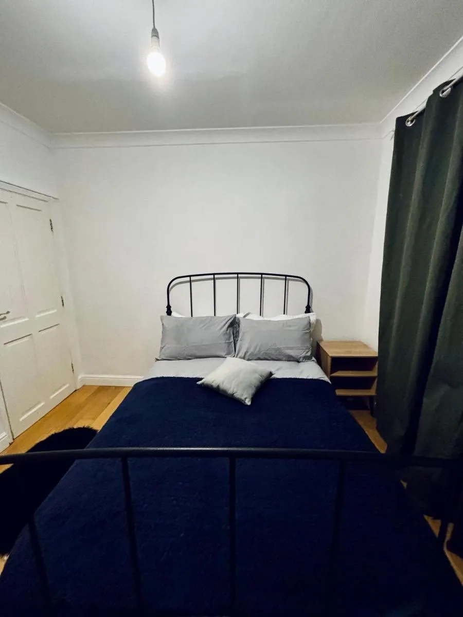 Image 4 of Obsidian Room