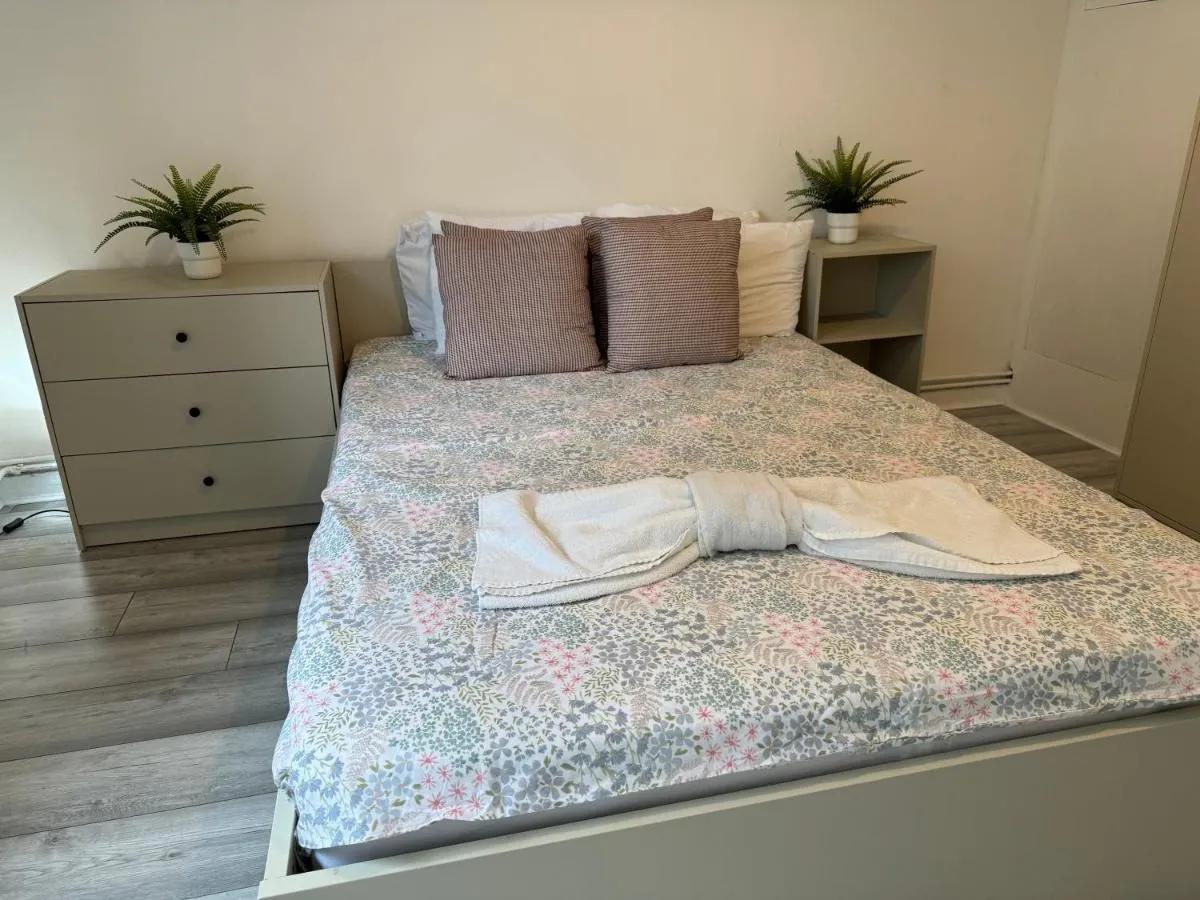Image 4 of Old Street 1-Bedroom Entire Apartment Central London