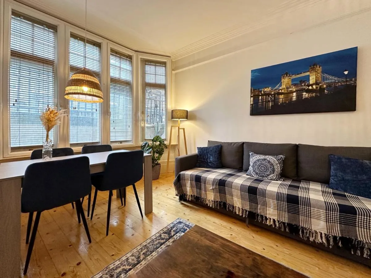 Image 2 of Oliver’s Place in Holborn – 2 Double Beds, 1 Sofa Bed, Great Location