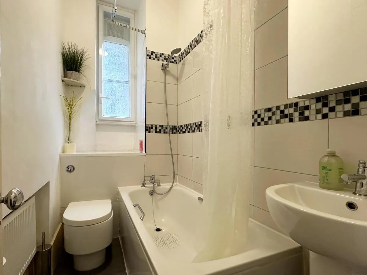 Image 3 of Oliver’s Place in Holborn – 2 Double Beds, 1 Sofa Bed, Great Location