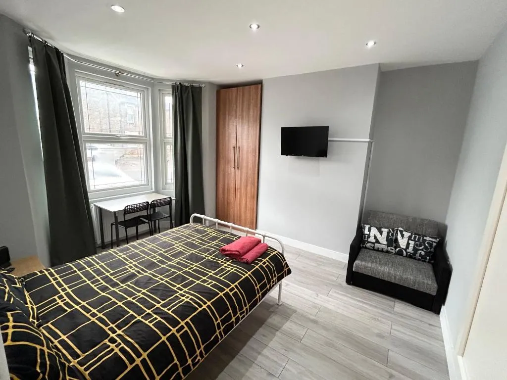 Image 1 of One Bedroom Apartment Near Heathrow Airport & London