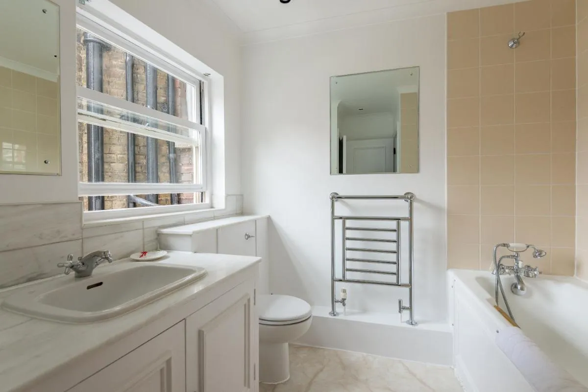 Image 3 of One bedroom High street kensington Apartment