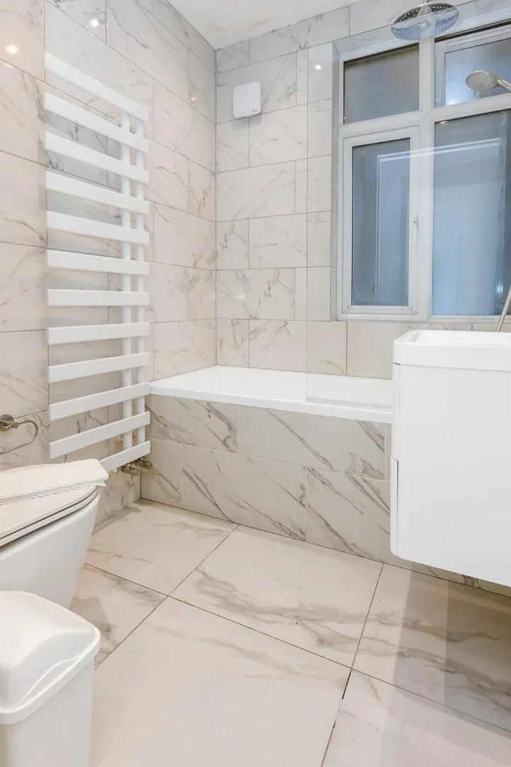 Image 4 of Outstanding 2 Bed Apartment in Central Camden Sleeps 6