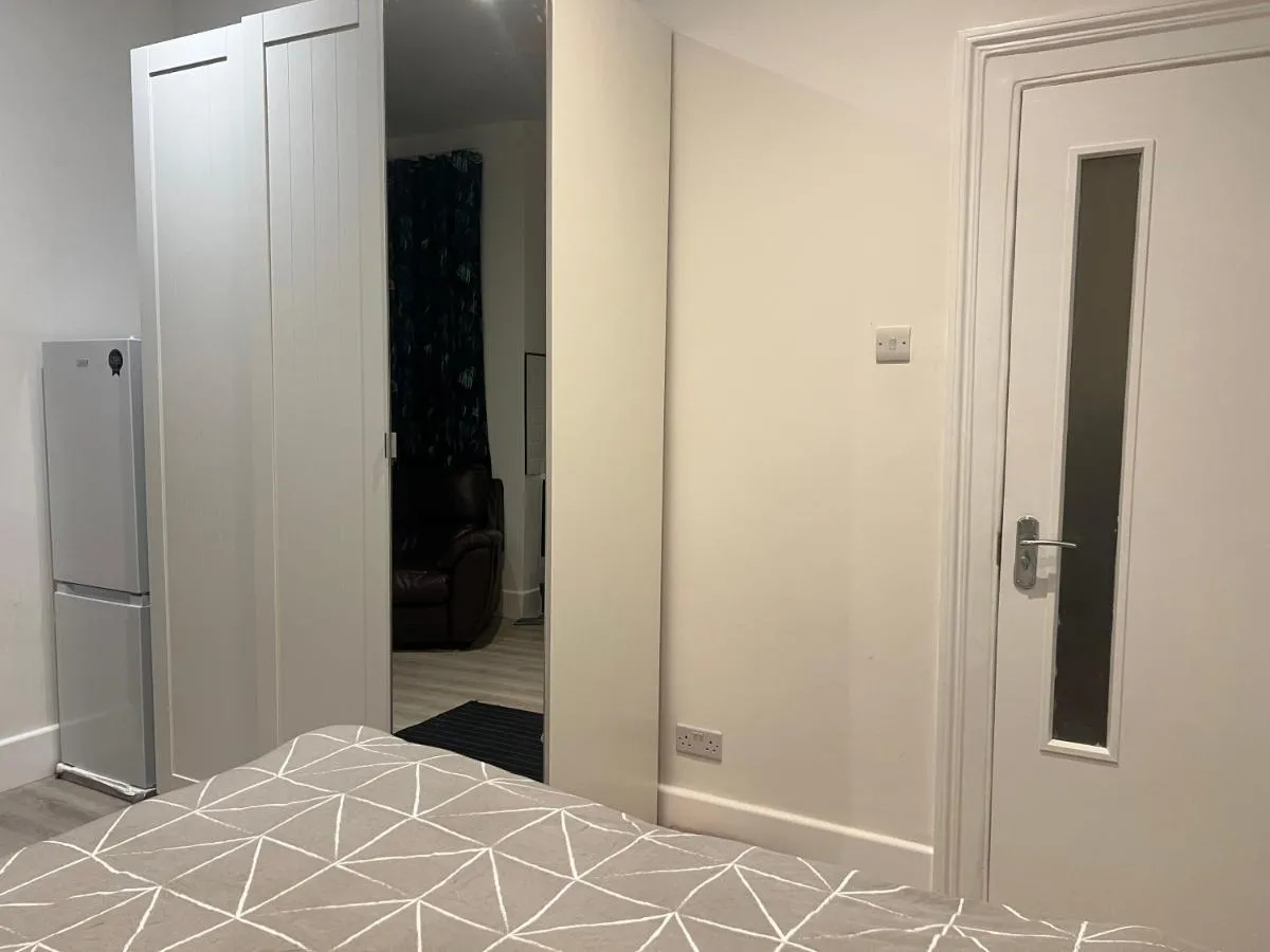 Image 3 of Outstanding Studio Flat in West Ealing