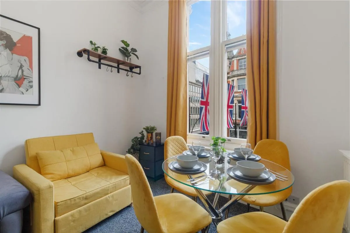 Image 3 of Oxford Street 1 Bedroom Shopping Retreat! 3GC