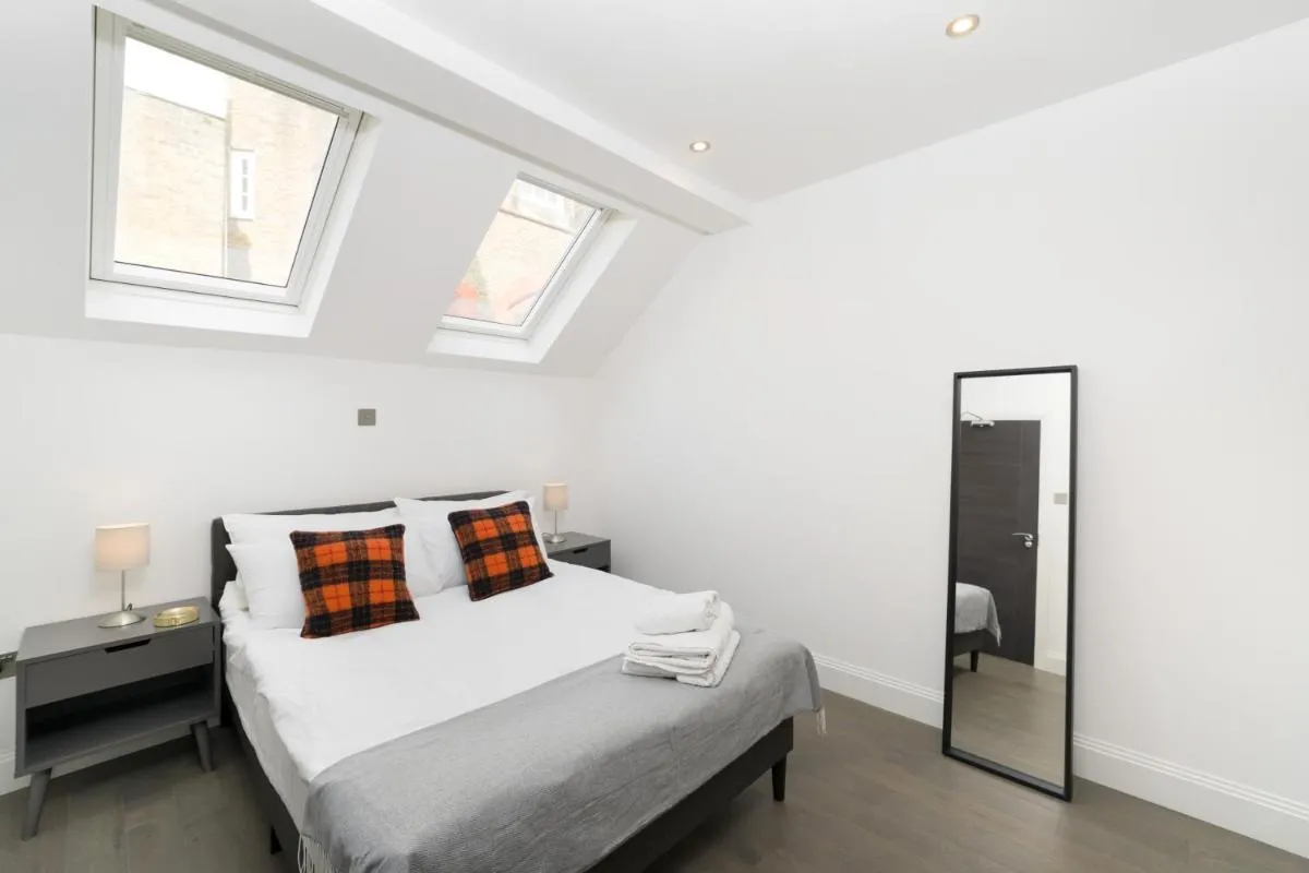 Image 2 of Oxford Street 2 Bedr, 3 Beds, 2,5 Bath, 2 min subway