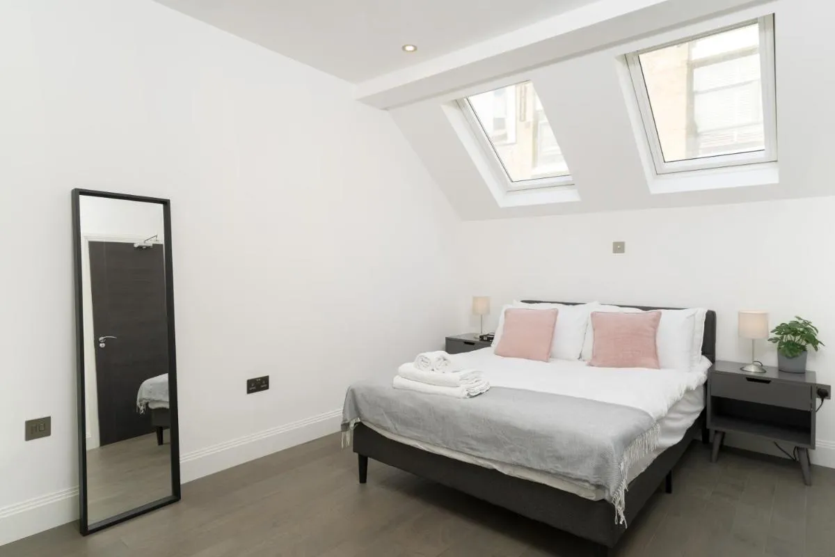 Image 5 of Oxford Street 2 Bedr, 3 Beds, 2,5 Bath, 2 min subway
