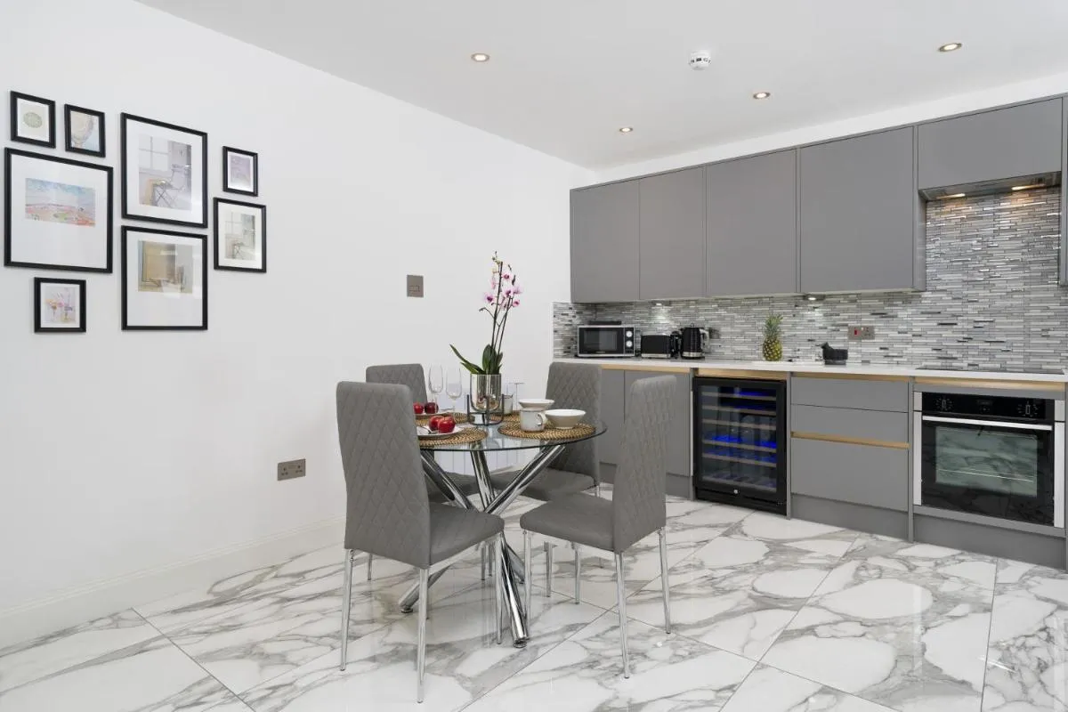 Image 4 of Oxford Street 2 Bedr, 3 Beds, 2,5 Bath, 2 min subway