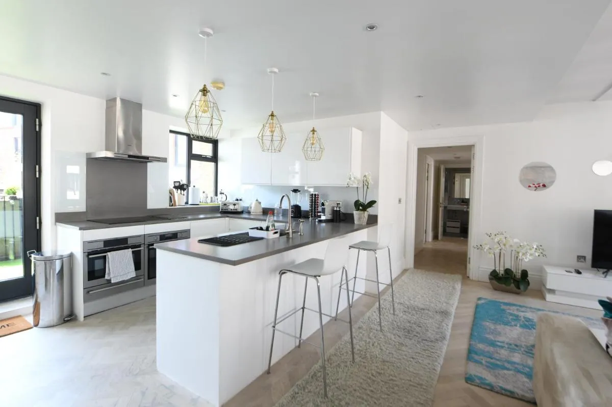 Image 4 of Oxford Street Luxurious 3 Bedroom Apartment