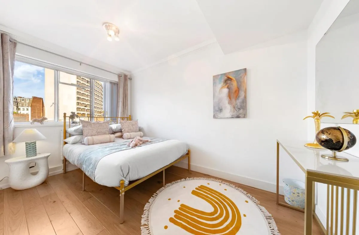 Image 5 of POSH Apartment with Terrace on HARRODS