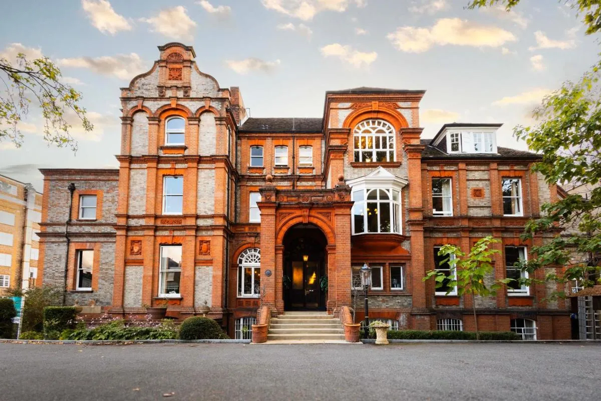 Image 5 of Palmers Lodge Swiss Cottage