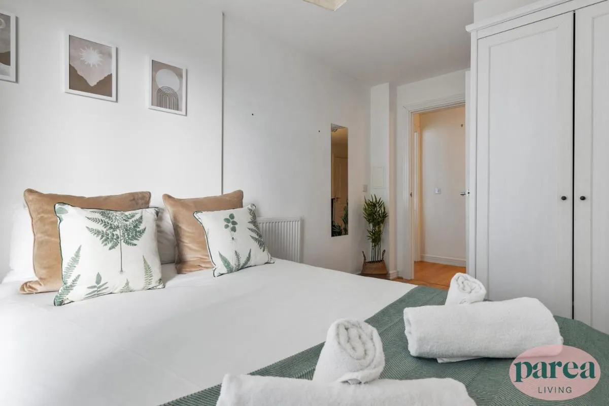 Image 5 of Parea Living – Colorful North London Apt with Balcony Views