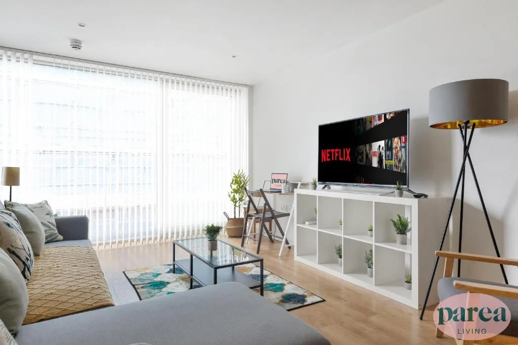 Parea Living – Colorful North London Apt with Balcony Views