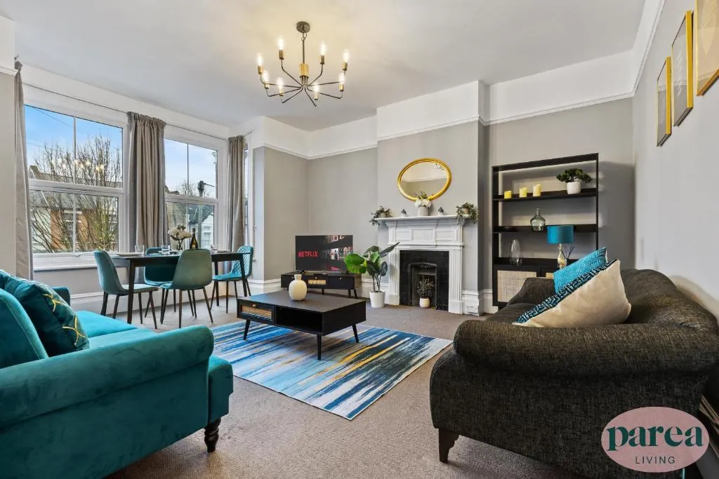 Parea Living – Leytonstone, 2-Bedroom Serviced Apartment, Free Parking, Remote Working