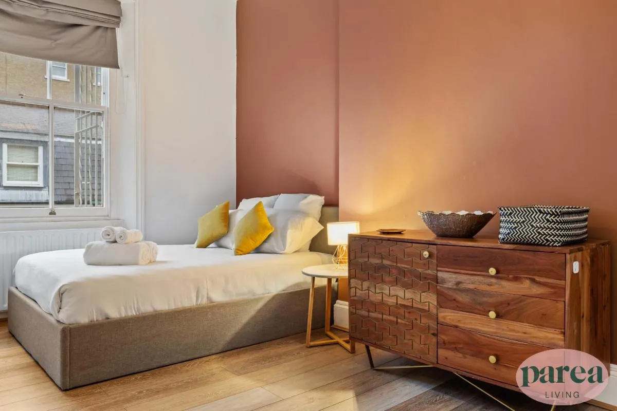 Image 5 of Parea Living – South Kensington, Elegant 1-Bedroom Flat, WFH Desk