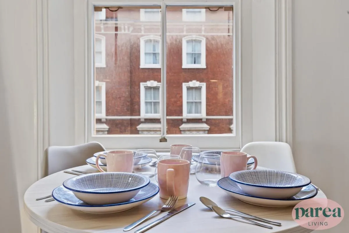Image 3 of Parea Living – South Kensington, Elegant 1-Bedroom Flat, WFH Desk