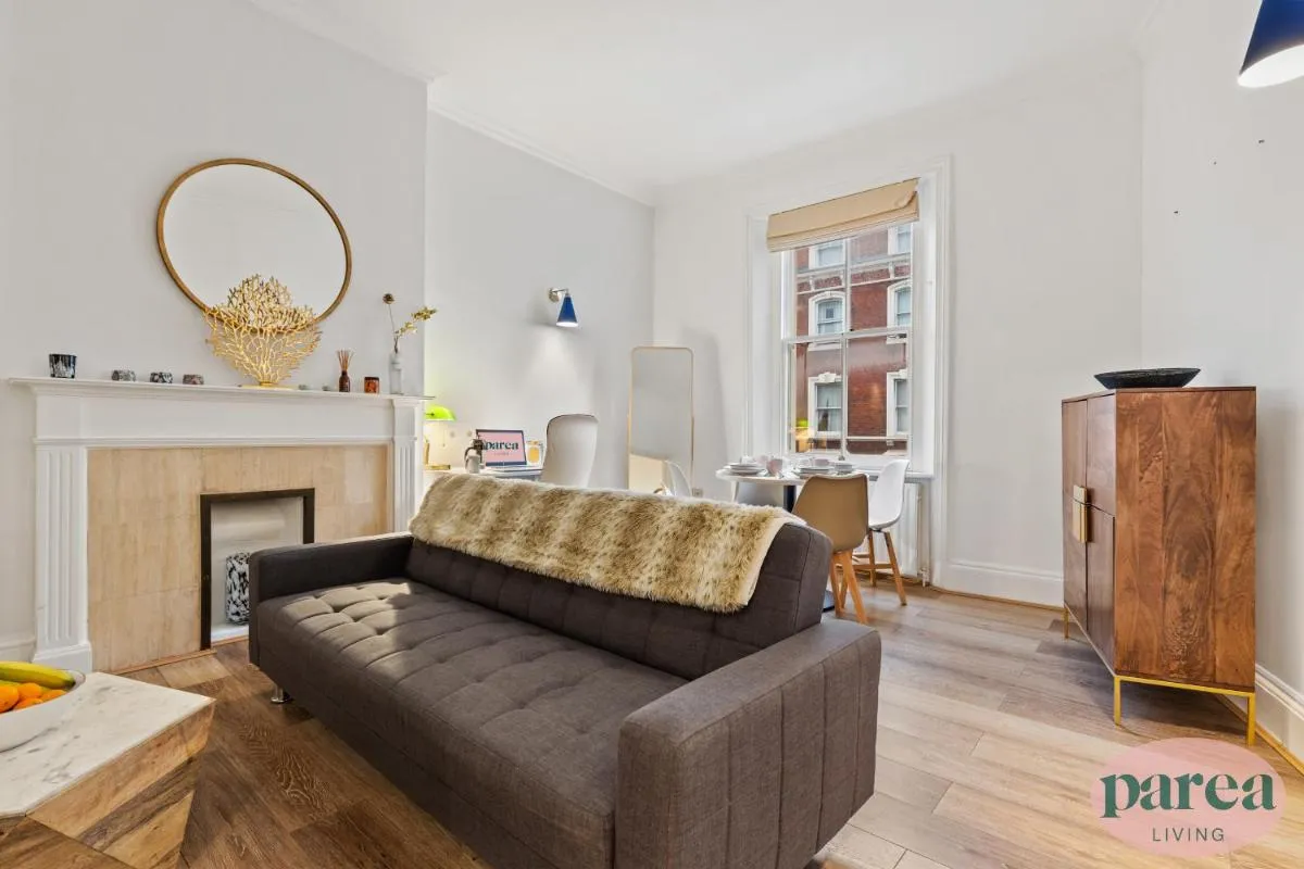 Image 4 of Parea Living – South Kensington, Elegant 1-Bedroom Flat, WFH Desk