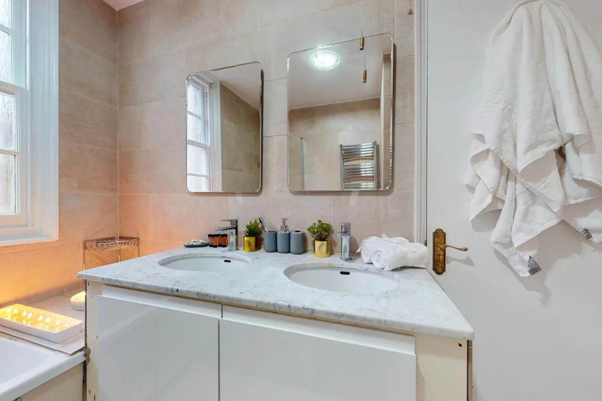 Image 3 of Park Lane Apartments – Clarges Street