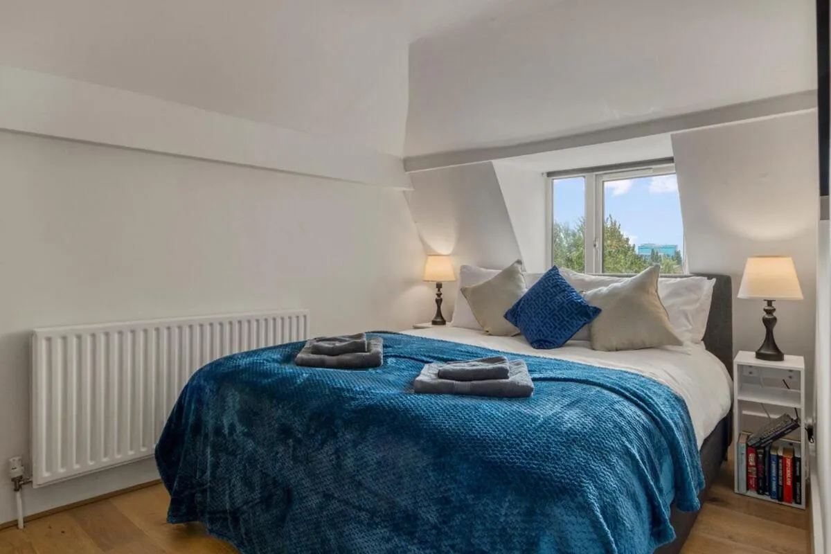 Image 4 of Parkside 3 Bed Apartment Hackney