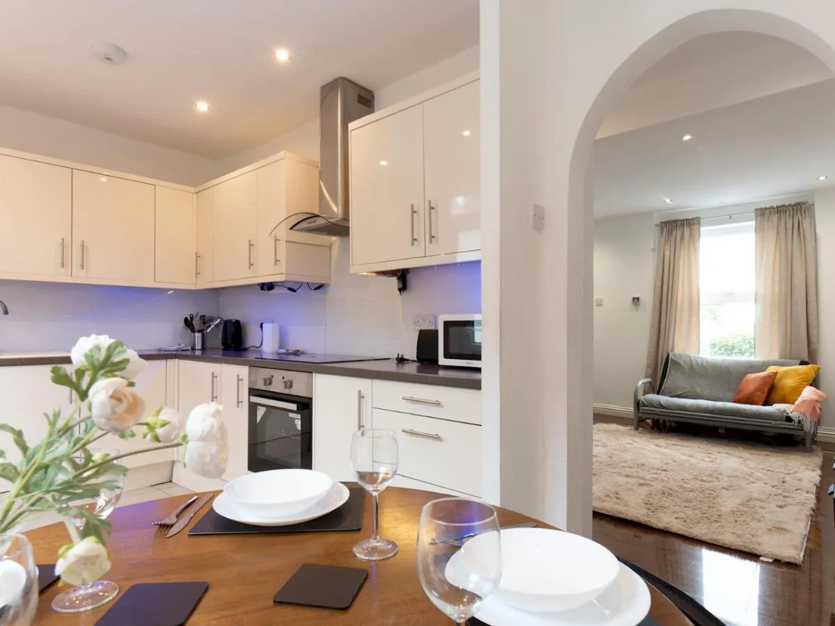 Image 4 of Pass the Keys 2BR House Garden Sleeps 6 Elizabeth Line