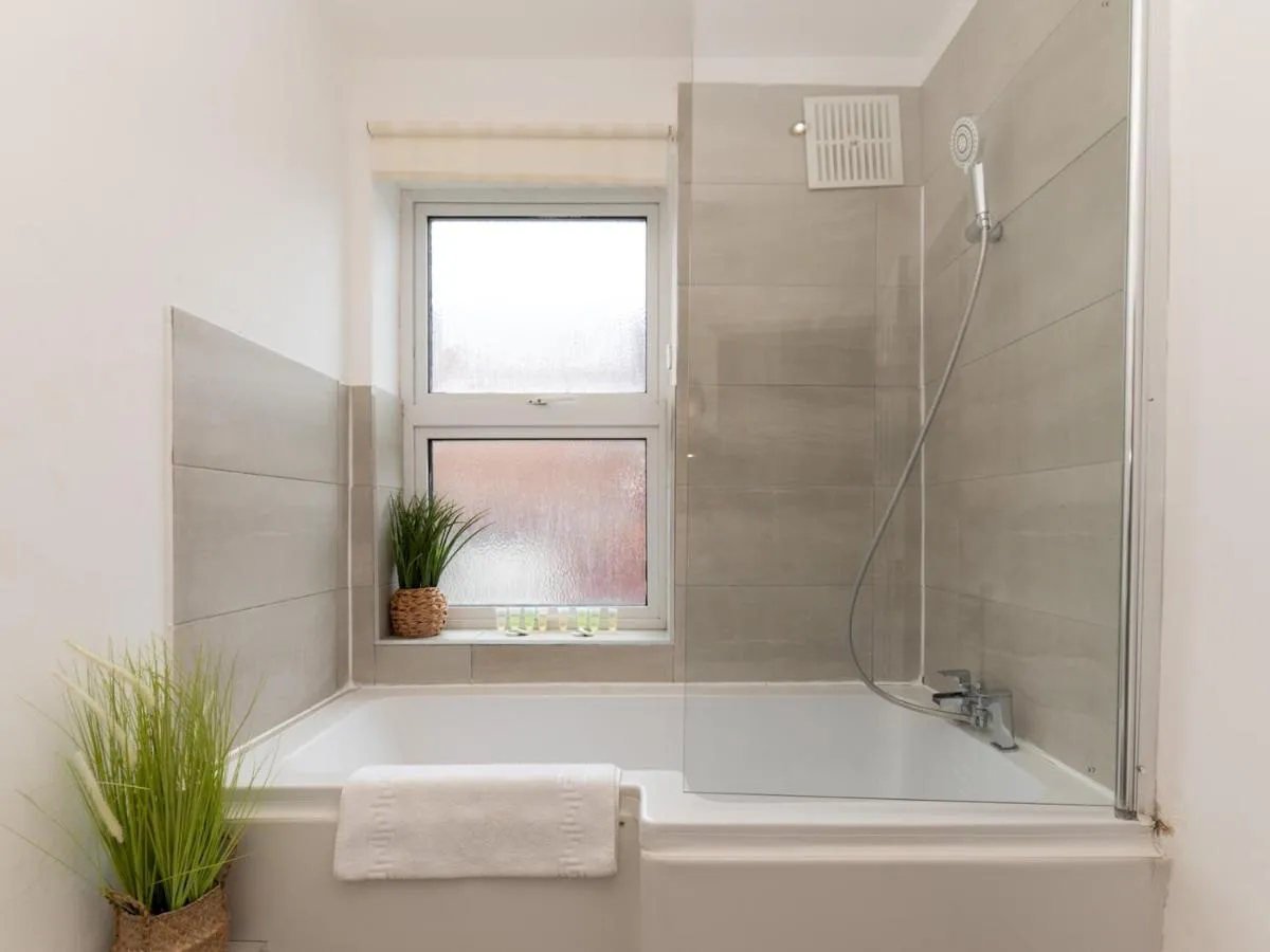 Image 3 of Pass the Keys 2BR House Garden Sleeps 6 Elizabeth Line