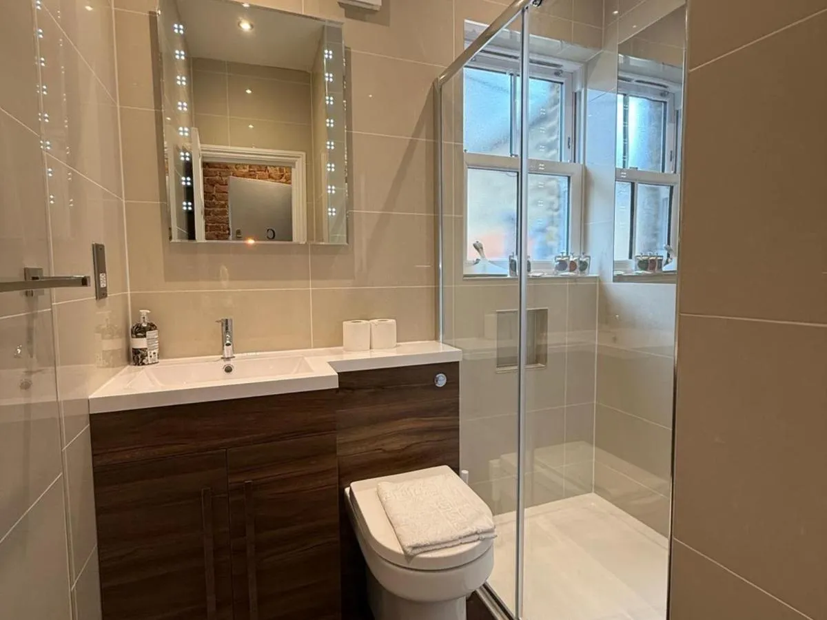 Image 3 of Pass the Keys Modern Elegant Studio 20 Minutes to Central London