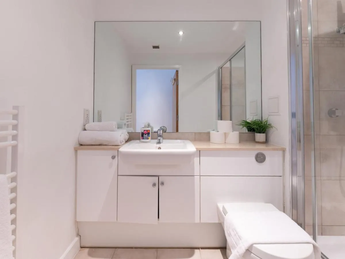 Image 3 of Pass the Keys Spacious 2Bed 2Bath Near RAF Museum – Colindale