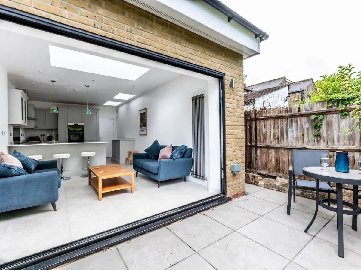 Image 4 of Pass the Keys Stunning 4Bed Oasis in Kingston With Parking