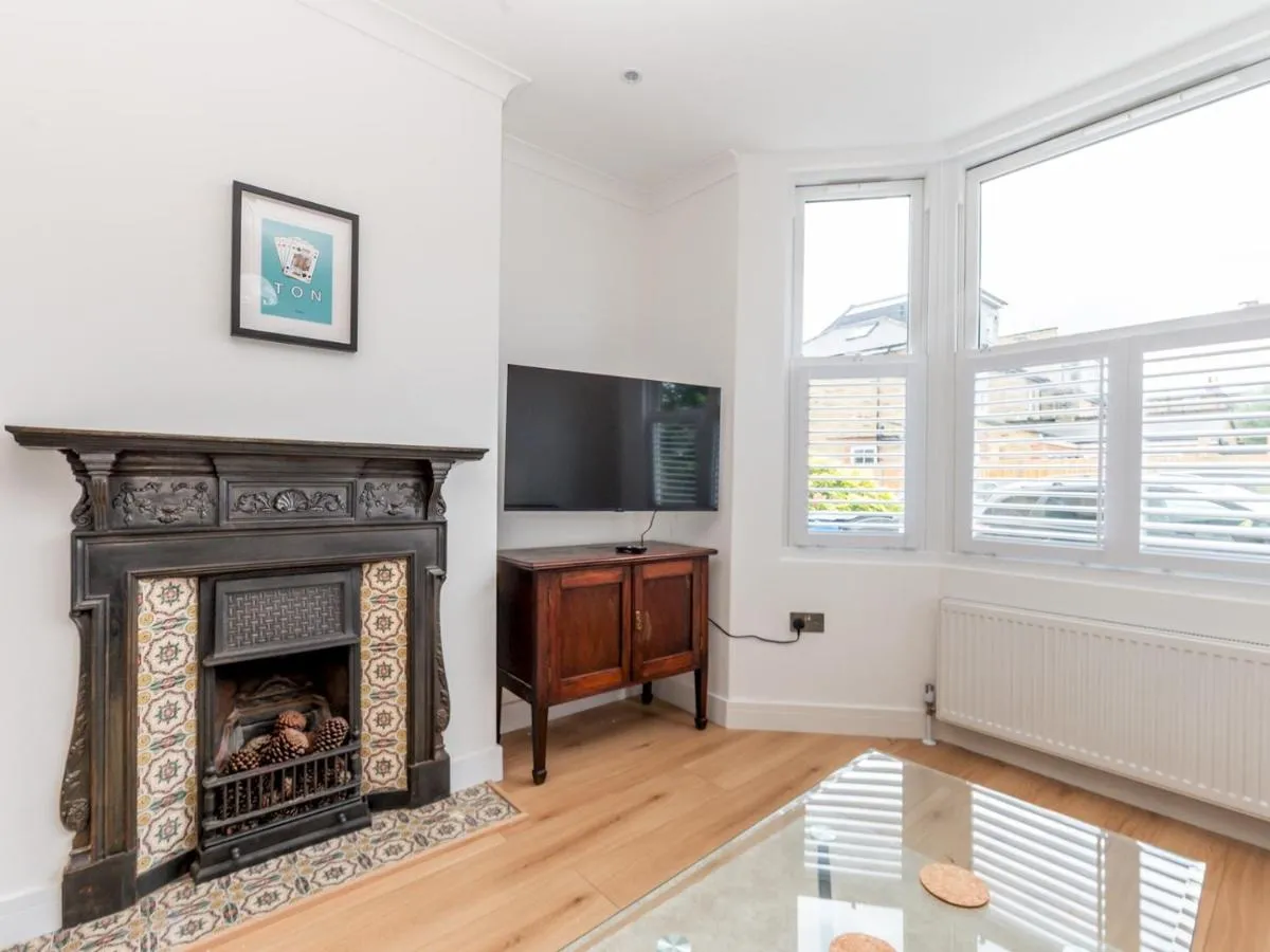 Image 5 of Pass the Keys Stunning 4Bed Oasis in Kingston With Parking