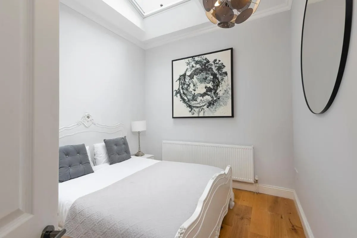Image 2 of PenthouseStays Notting Hill – Spacious 3 Bedroom King Bed Apartment – near Portobello Road & Kensington High Street