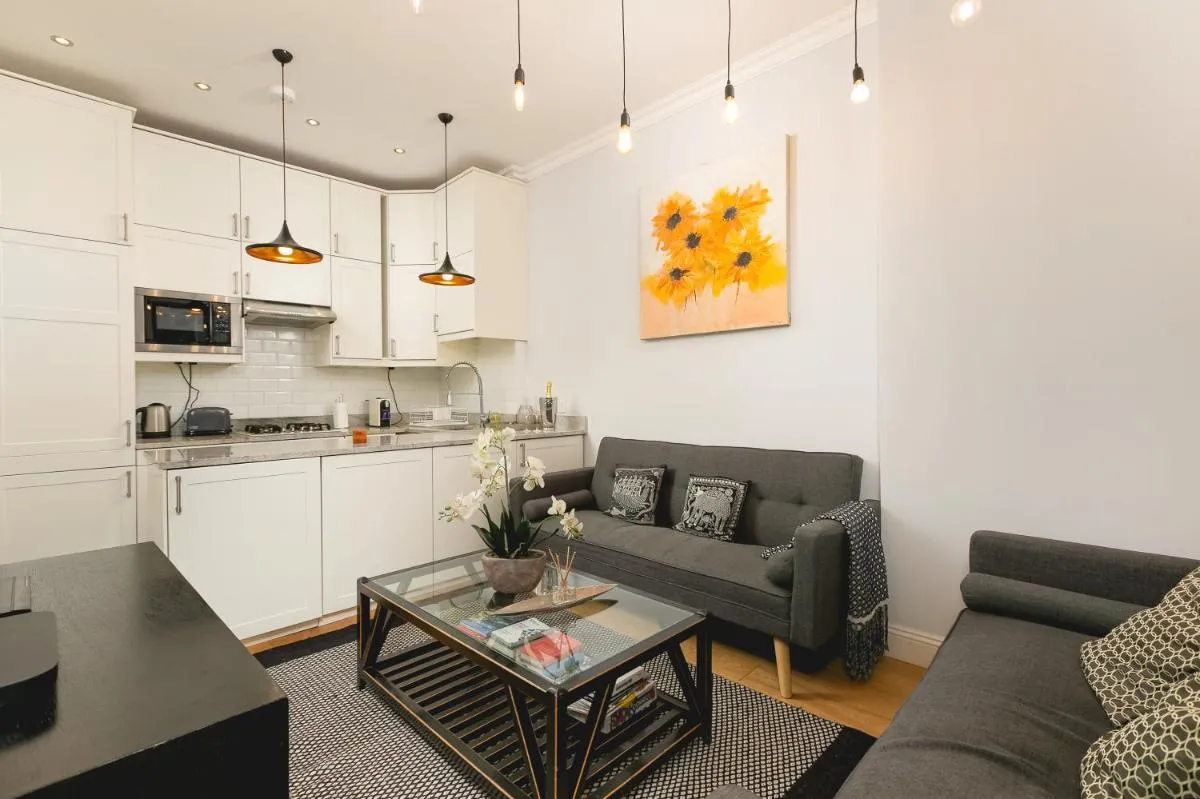 Image 4 of PenthouseStays Notting Hill – Spacious 3 Bedroom King Bed Apartment – near Portobello Road & Kensington High Street