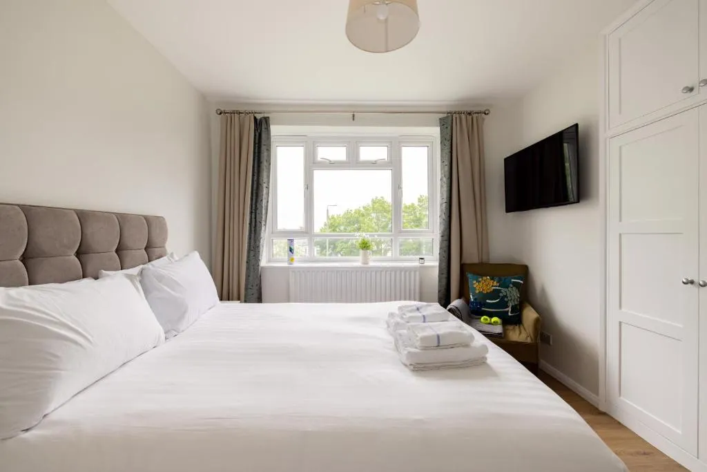 Image 1 of PenthouseStays Wimbledon – Chic 2 Bedroom King Bed Apartment with Balcony – 2 mins from Wimbledon Tennis Club and Museum – AELTC