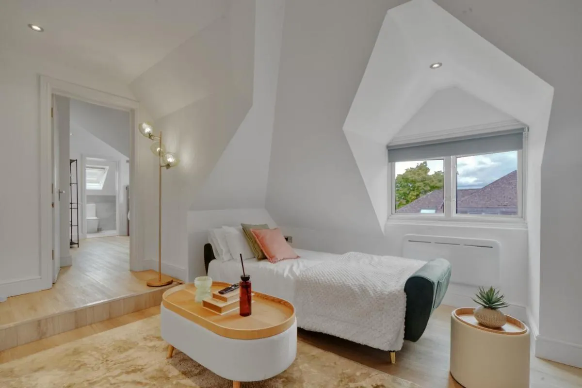 Image 5 of Penthouse Hideaway in Bromley 1BR Free Parking
