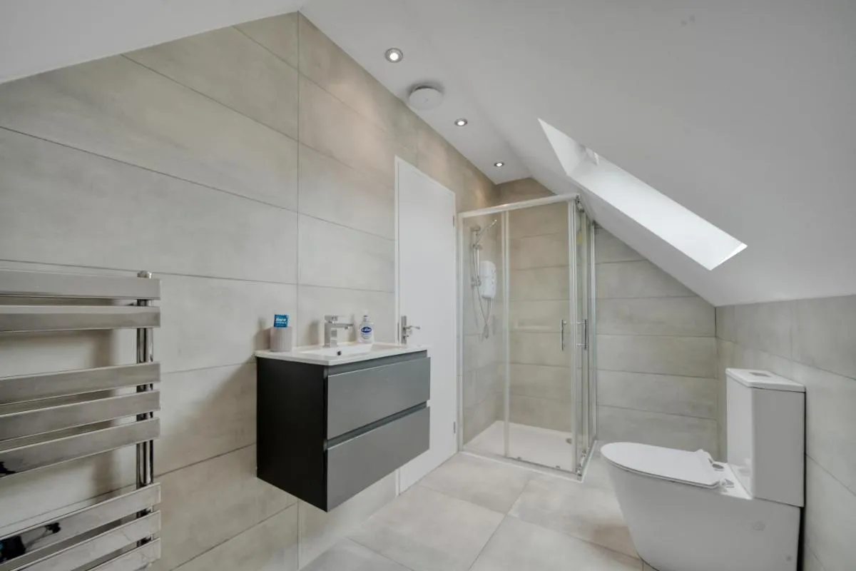 Image 3 of Penthouse Hideaway in Bromley 1BR Free Parking