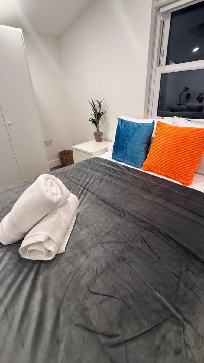 Image 4 of Penthouse Loft Suite in Putney, PS5, 60″TV, Netflix, Sleeps 6, ideal for relocators and professionals