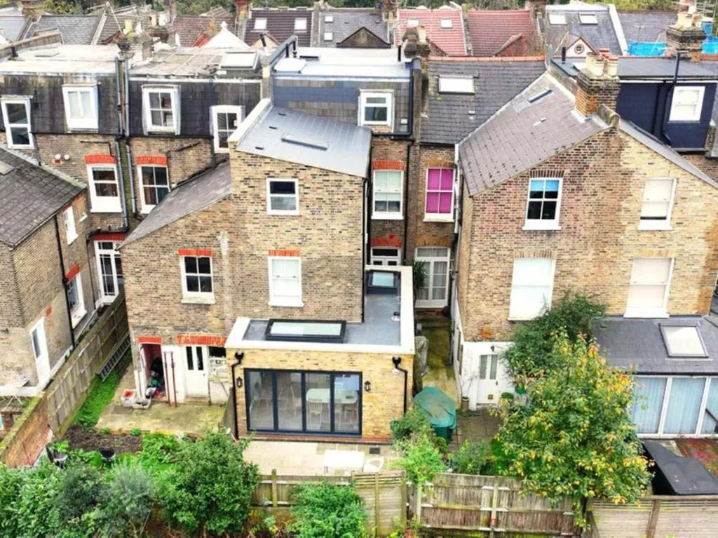 Penthouse Loft Suite in Putney, PS5, 60″TV, Netflix, Sleeps 6, ideal for relocators and professionals