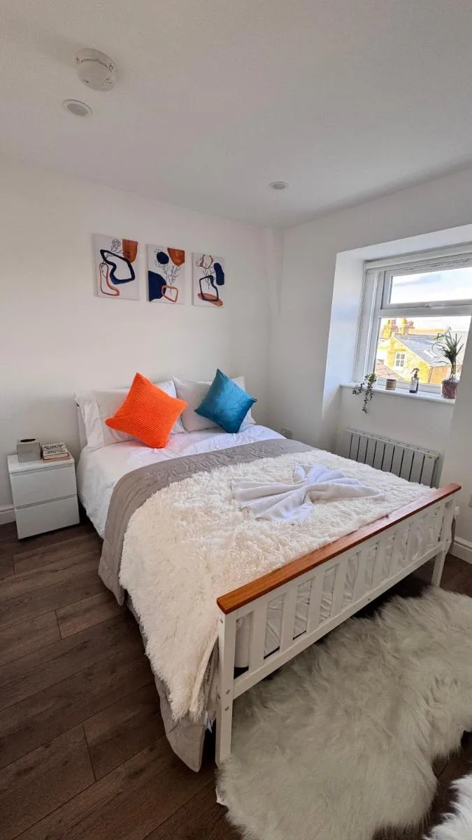 Image 3 of Penthouse Loft Suite in Putney, PS5, 60″TV, Netflix, Sleeps 6, ideal for relocators and professionals