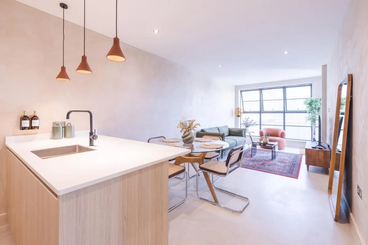 Image 3 of Penthouse Peaceful 2 Bed Fulham West Kensington