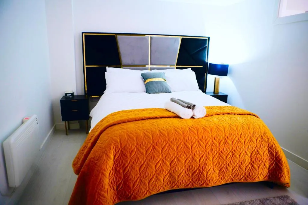 Perfect 1 Bed Apartment Sleeps 5 1 Kingsize bed 1 double Sofabed & Foldable Single bed Free Parking Wifi good transport network shopping Holiday Makers Families Contractors in North London