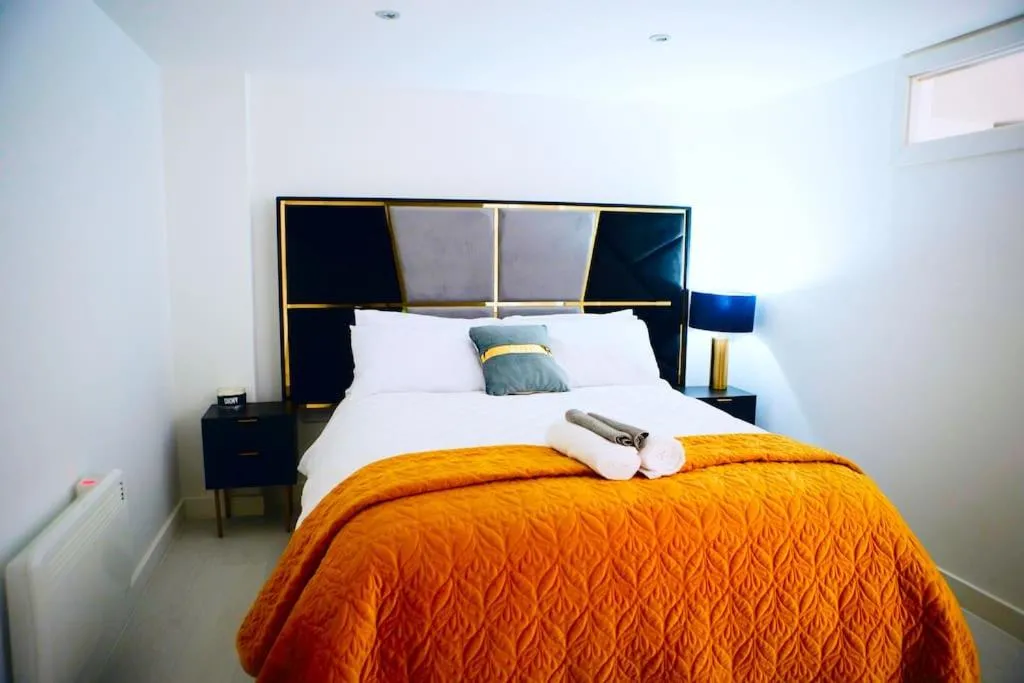 Image 2 of Perfect 1 Bed Apartment Sleeps 5 1 Kingsize bed 1 double Sofabed & Foldable Single bed Free Parking Wifi good transport network shopping Holiday Makers Families Contractors in North London