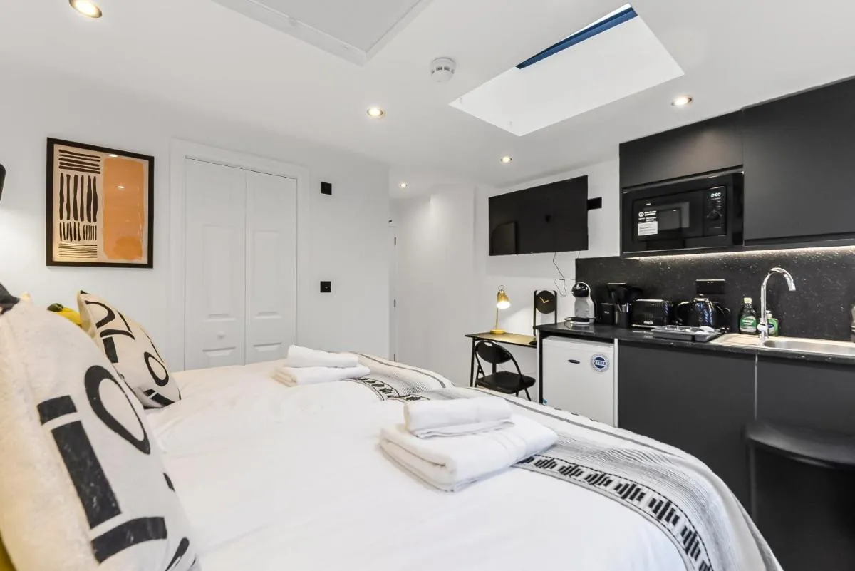 Image 3 of Playful & Stylish Studio in Hip London Area