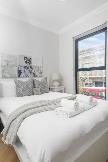 Image 4 of Pleasing 2bed flat 10min to Wimbledon tennis court
