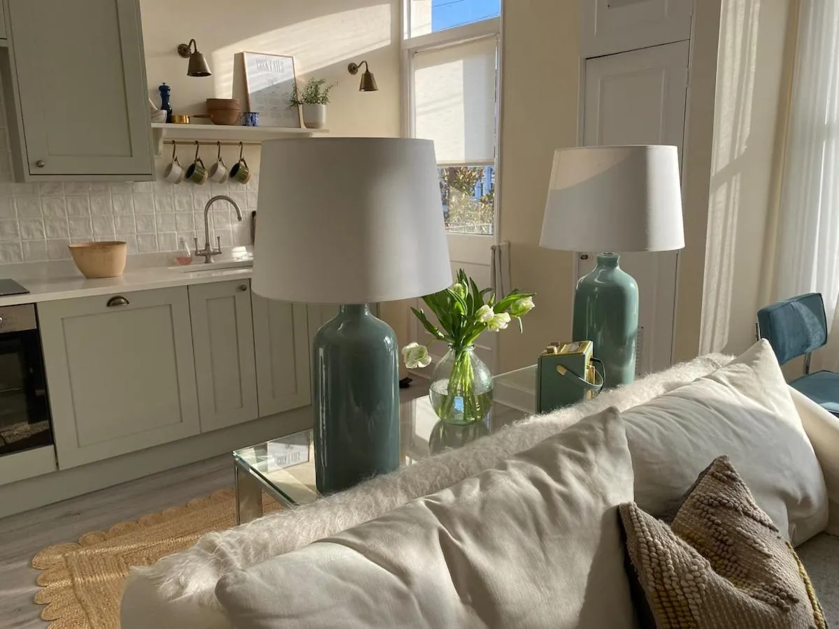 Image 3 of Pretty Putney flat close to the river
