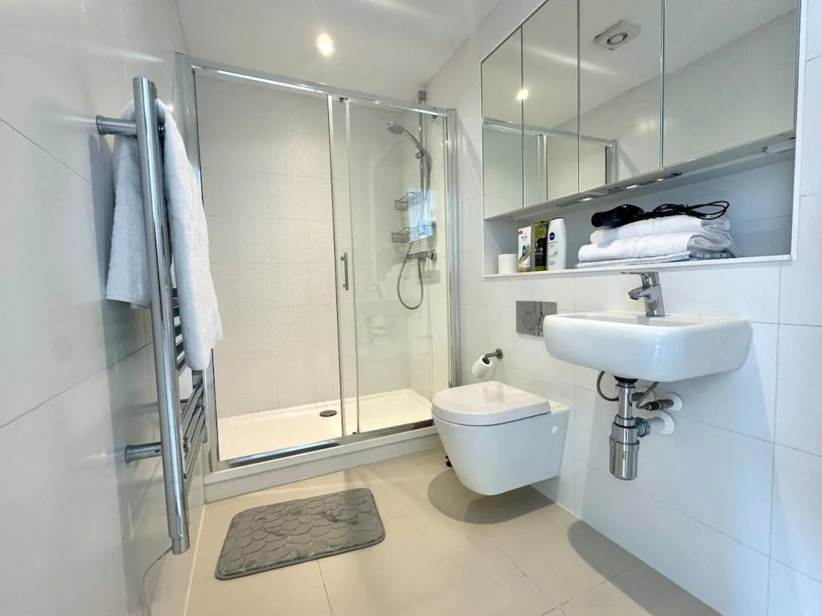 Image 3 of Prime Location! Cozy Stay by Riverside,Tube, Shops